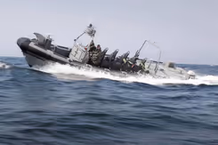 Een snel bootje vaart over de zee.