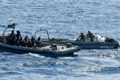 Militairen op het water in actie tijdens een antidrugsoperatie.