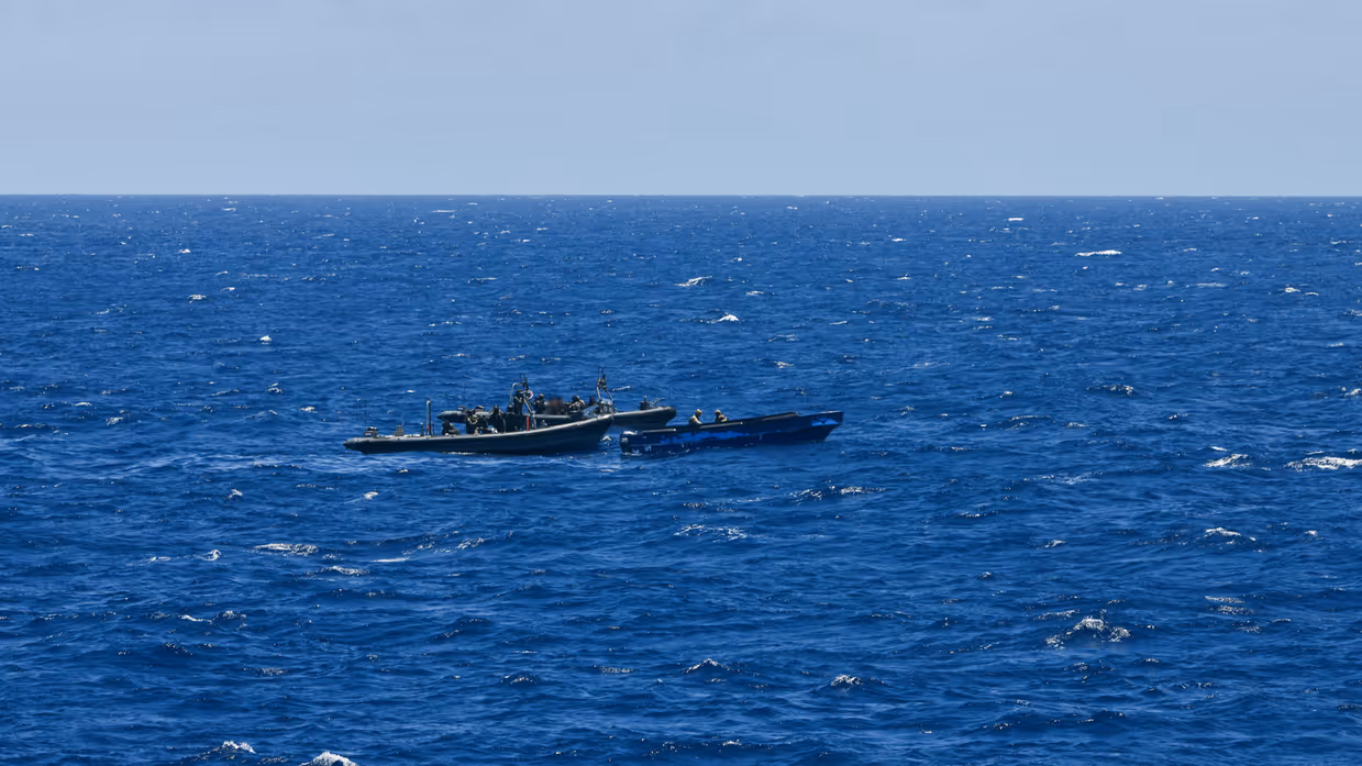 Militairen op het water in actie tijdens een antidrugsoperatie.