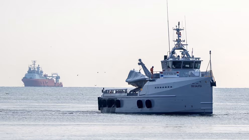 Twee schepen op zee.