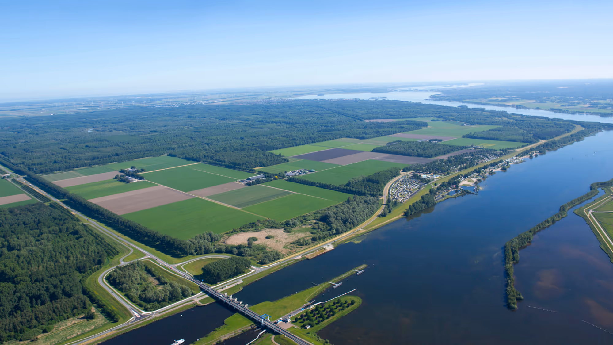 Luchtfoto van landelijk gebied met een rivier ervoor