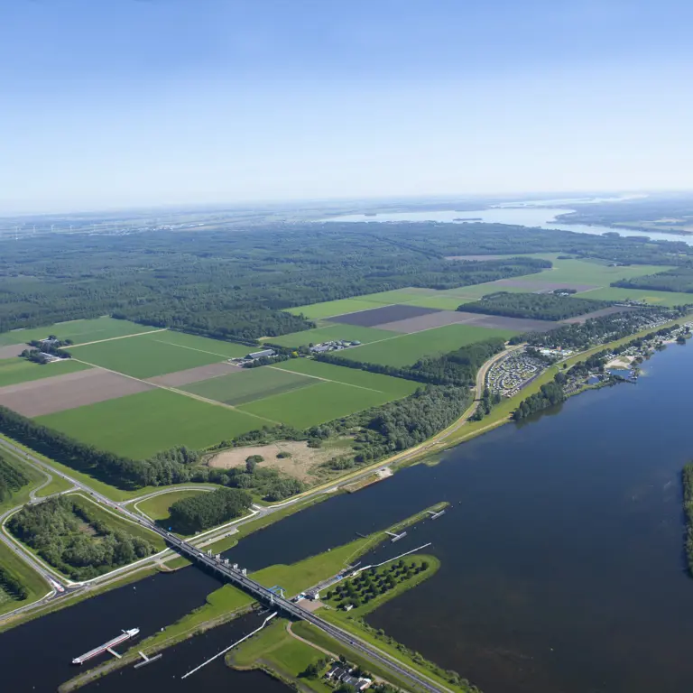 Luchtfoto van een landelijk gebied in Nederland.