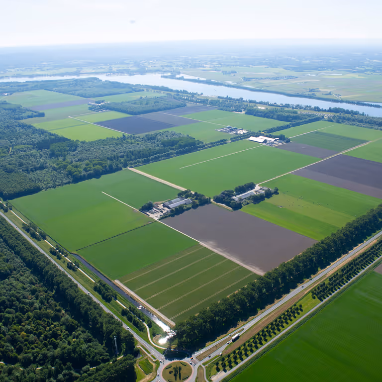 Luchtfoto van landelijk gebied en water