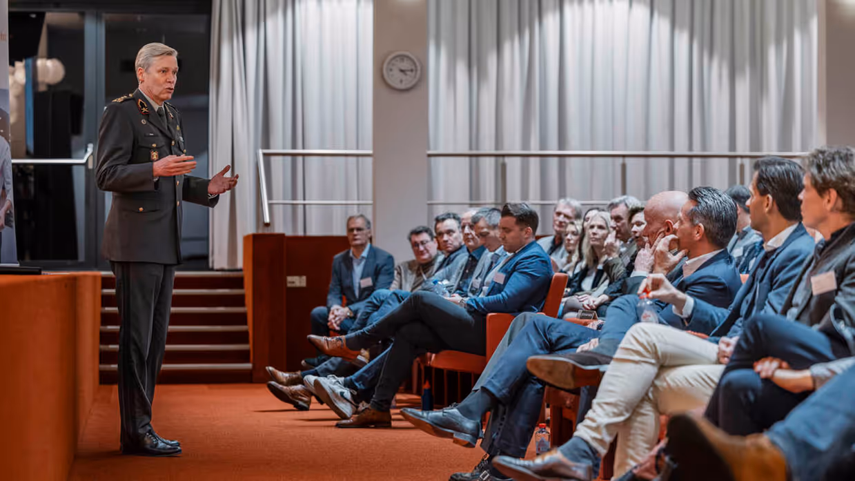 Luitenant-generaal Maas spreekt zaal toe.