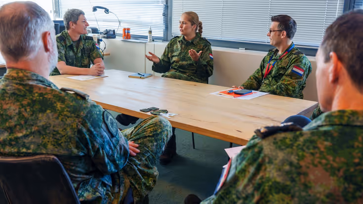 De prinses is in gesprek met kolonel Martine Verhulst en personeel Groep Luchtmacht Reserve.