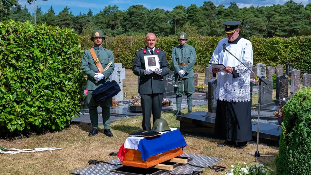 Ceremoniele herbegrafenis van een militair.