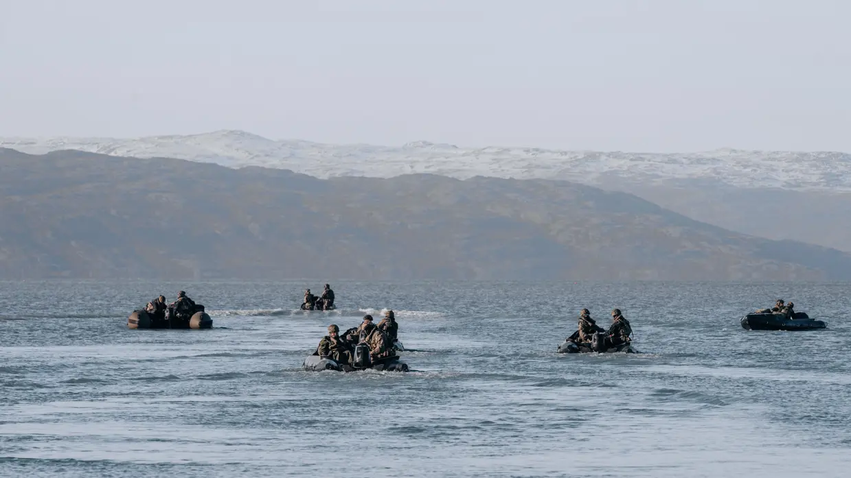 Militairen in rubberbootjes in fjorden.