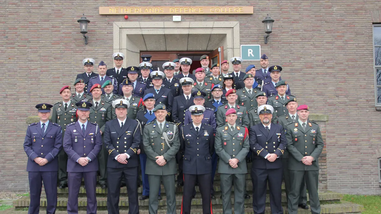 Groepsfoto onderofficieren voor het gebouw Netherlands Defence College.