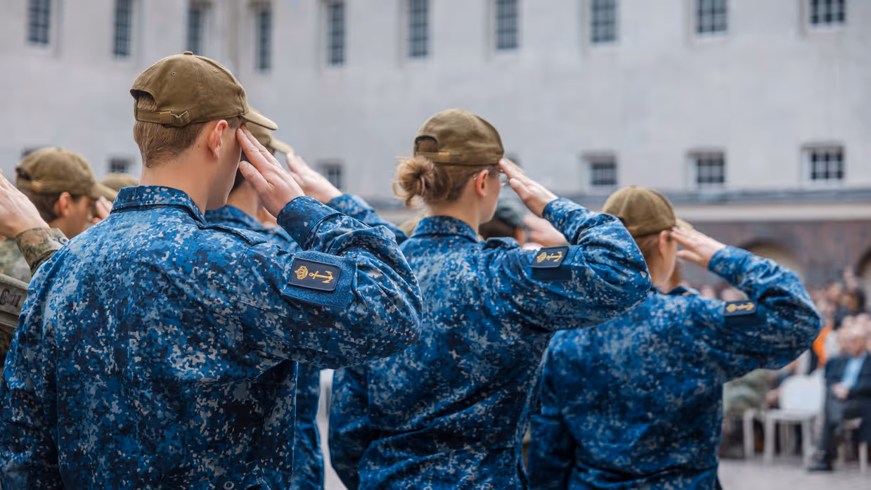 3 saluerende militairen. 