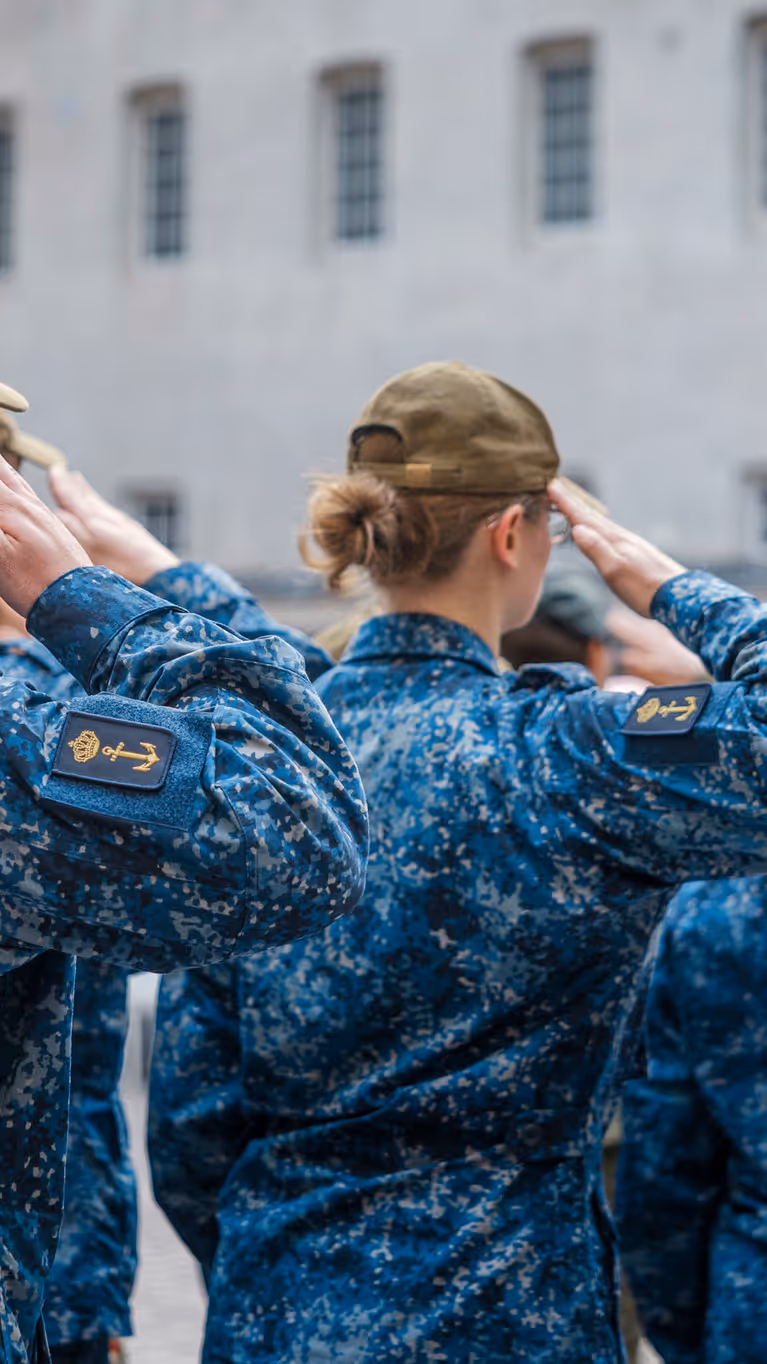 Militairen salueren, op de rug gezien