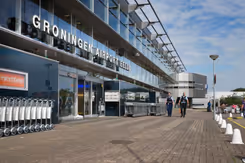 Voorzijde van Groningen Airport Eelde