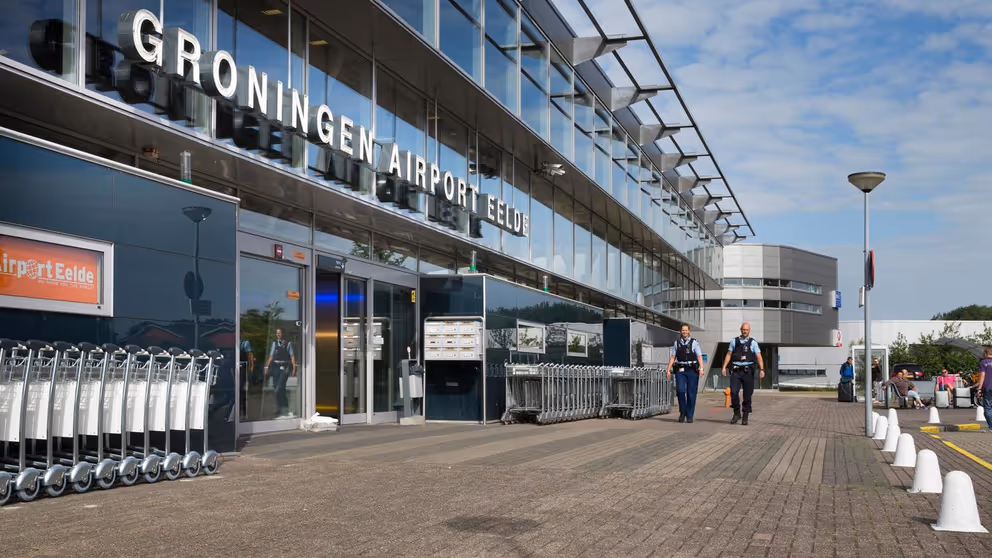 De voorkant van Groningen Airport Eelde. 