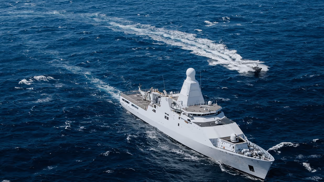 De Groningen met een FRISC op volle zee