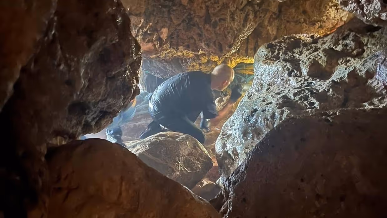 Marechaussee op Curaçao doorzoekt een grot. 