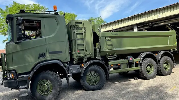Zijaanzicht Scania Gryphus kiepwagen.