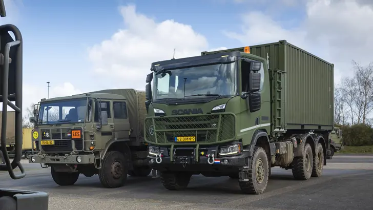 Een 3-assige Gryphus naast een DAF-4-tonner. Goed zichtbaar is dat de Gryphus veel groter is dan de DAF.