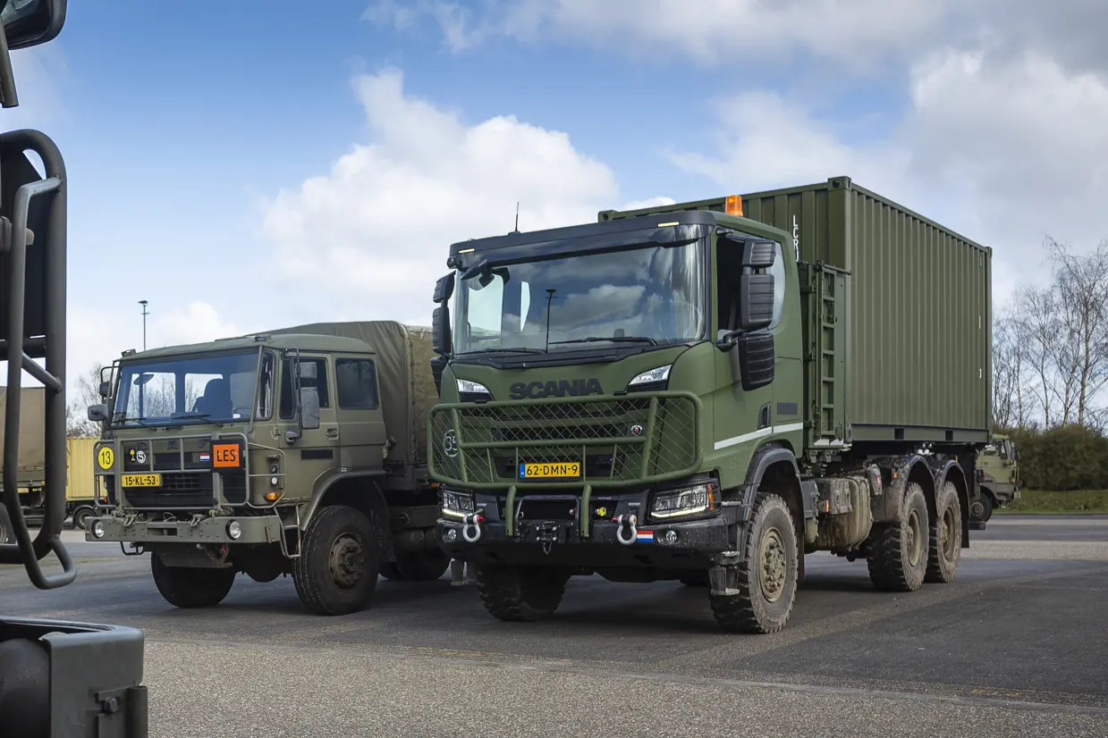 Een 3-assige Gryphus naast een DAF-4-tonner. Goed zichtbaar is dat de Gryphus veel groter is dan de DAF.