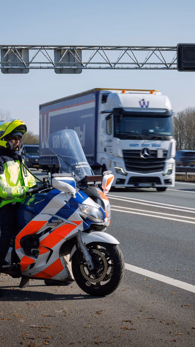 Twee motoren van de marechaussee op de vluchtstrook tijdens een controle langs de Duits-Nederlandse grens.