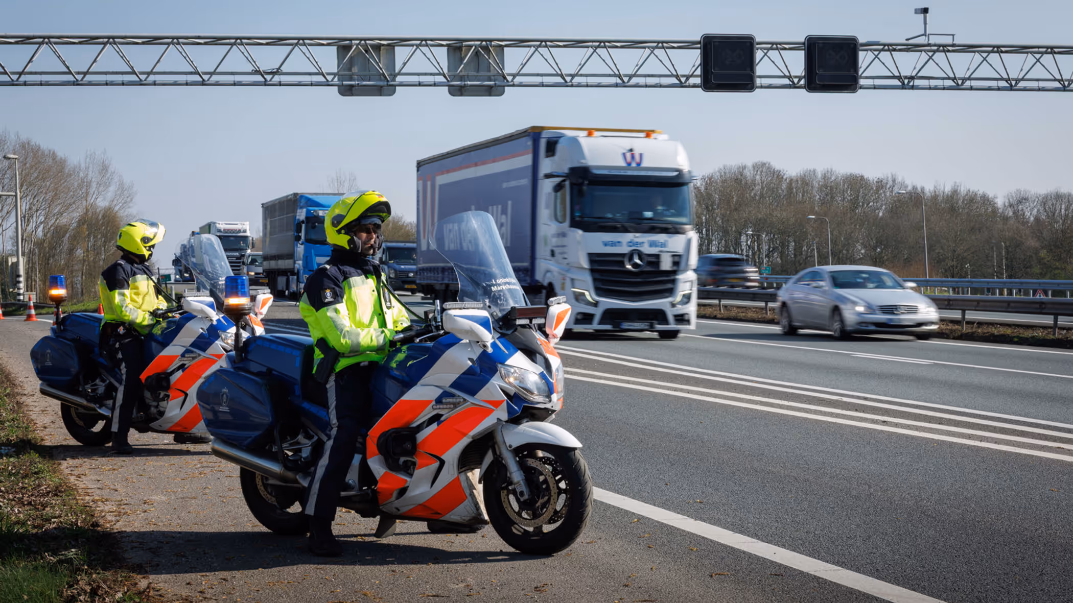Twee motoren van de marechaussee op de vluchtstrook tijdens een controle langs de Duits-Nederlandse grens.
