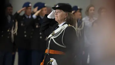 Luitenant-generaal Annelore Roelofs brengt de eregroet.
