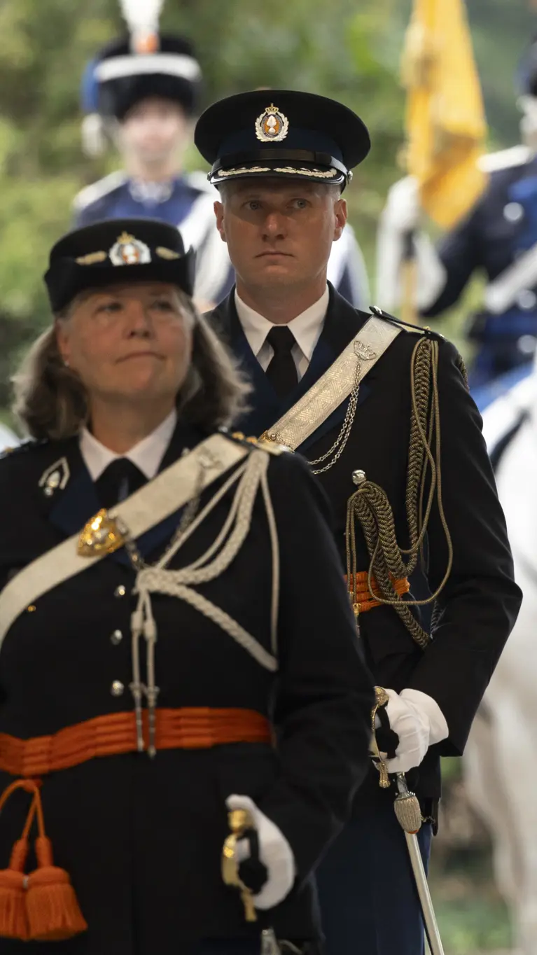 Majoor-adjudant Dirk achter voormalig CKMar Annelore Roelofs.