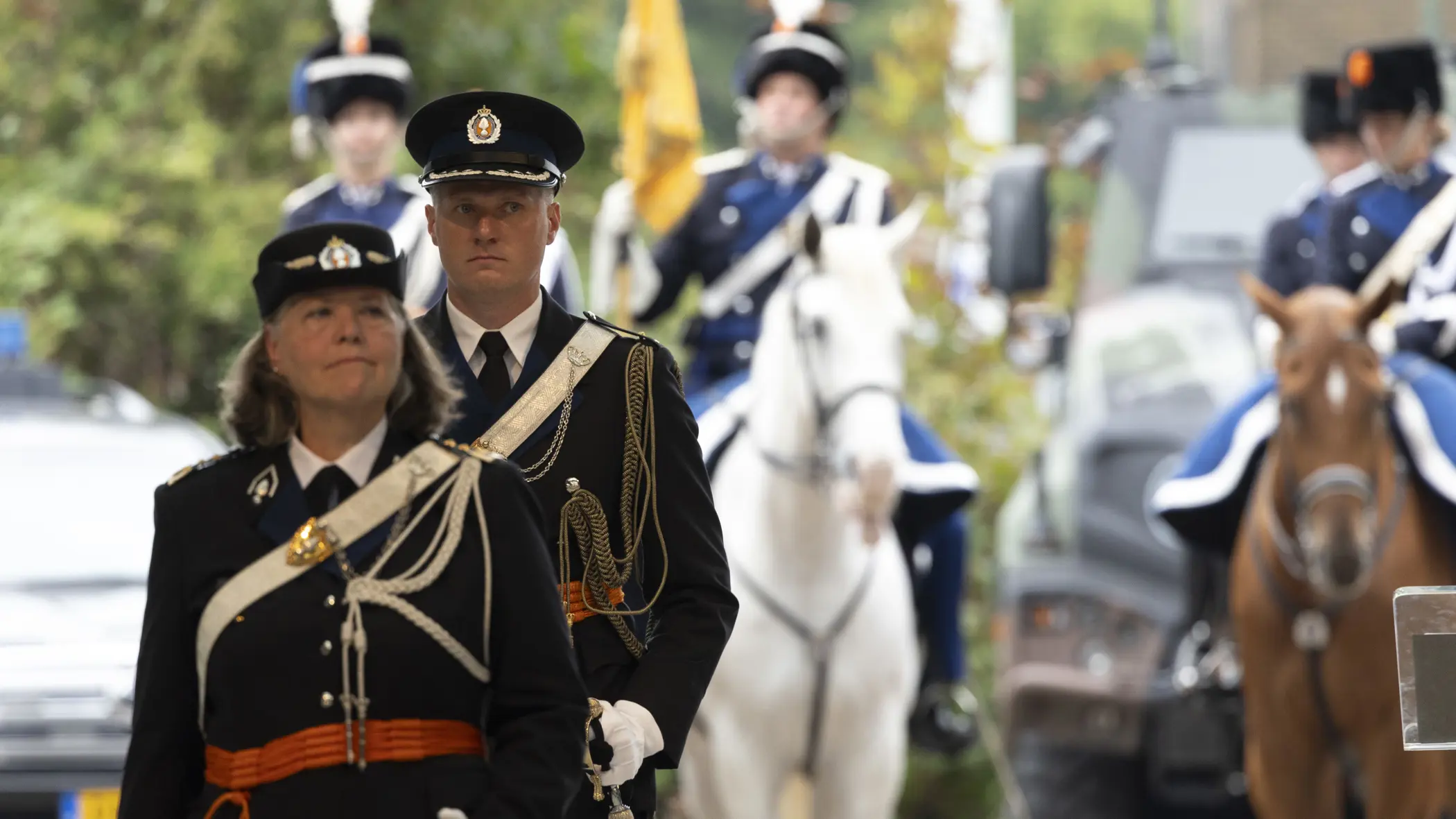 Majoor-adjudant Dirk achter voormalig CKMar Annelore Roelofs.
