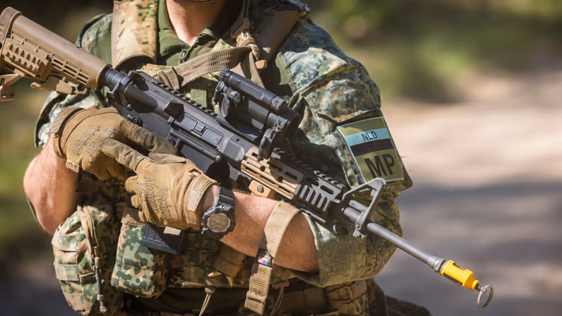 Logo van MP op de arm van een militair in uniform.