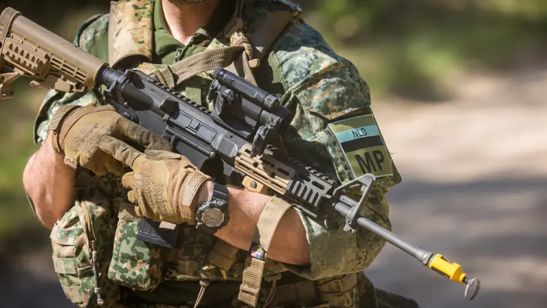 Logo van MP op de arm van een militair in uniform.