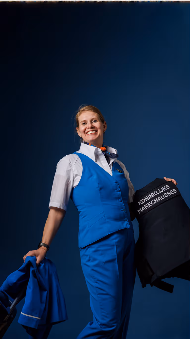 3 portretten van reservisten in respectievelijk pak, KLM-pak en in een toga.