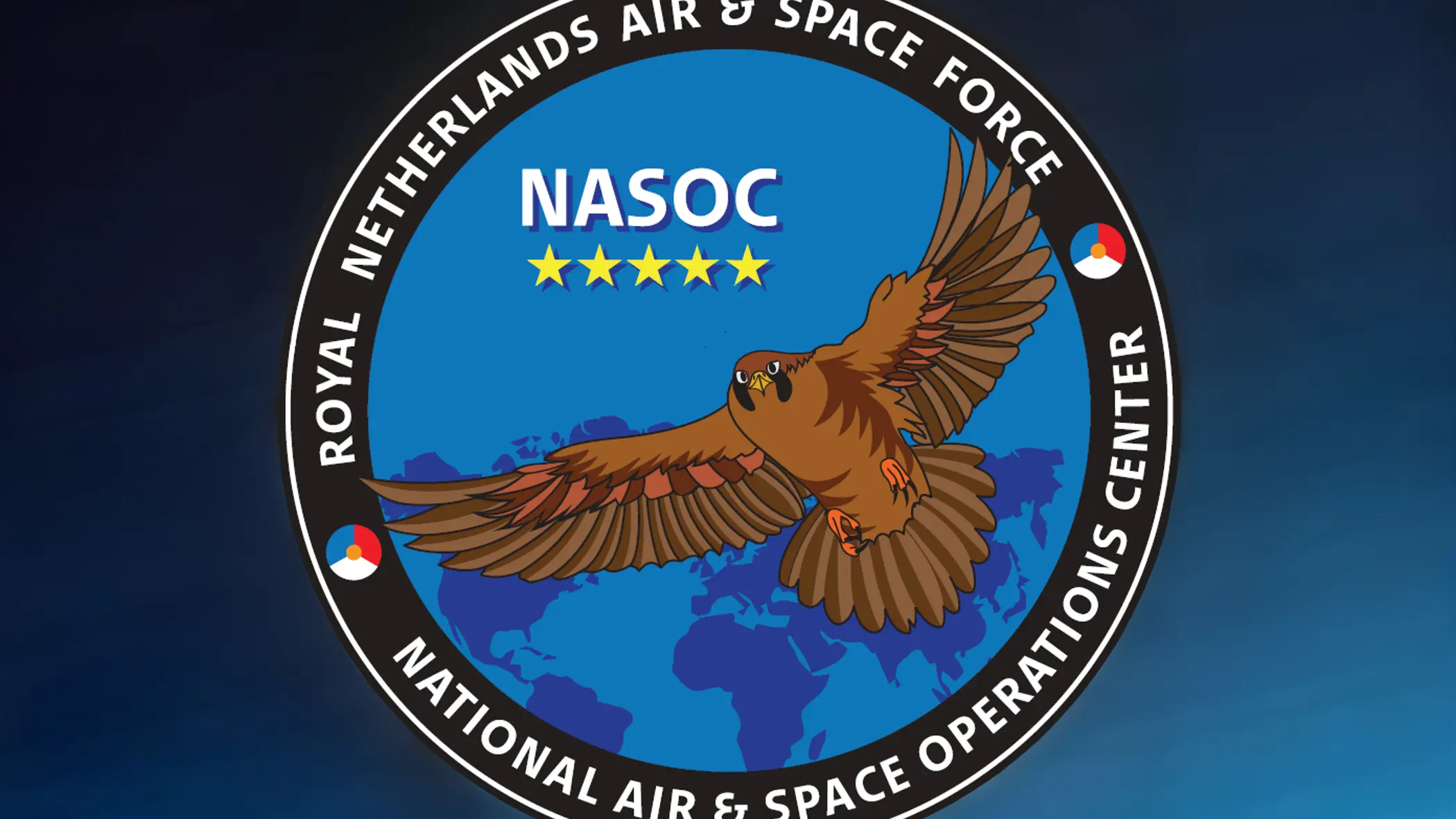 Tegen een blauwe achtergrond het ronde logo van het NASOC: een bruine adelaar die over een blauwe wereldbol vliegt. In de rand om het logo staat Royal Netherlands Air & Space Force – National Air & Space Operations Center.