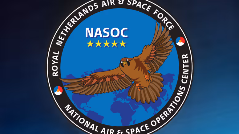 Tegen een blauwe achtergrond het ronde logo van het NASOC: een bruine adelaar die over een blauwe wereldbol vliegt. In de rand om het logo staat Royal Netherlands Air & Space Force – National Air & Space Operations Center.