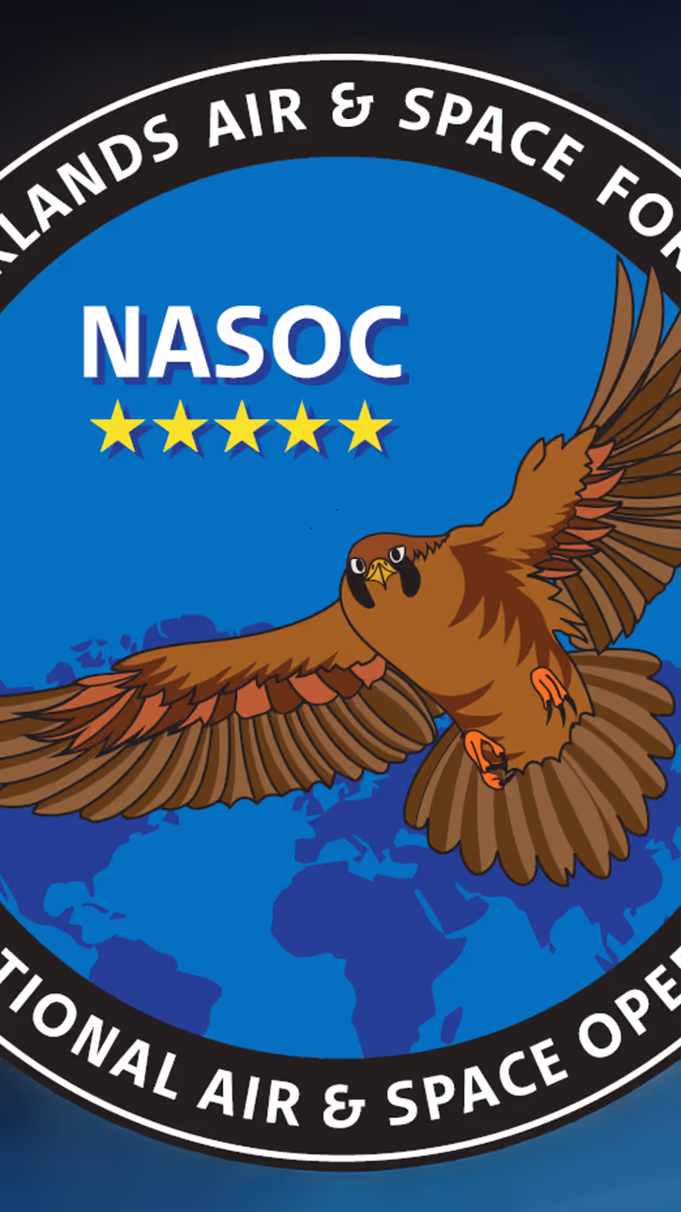 Tegen een blauwe achtergrond het ronde logo van het NASOC: een bruine adelaar die over een blauwe wereldbol vliegt. In de rand om het logo staat Royal Netherlands Air & Space Force – National Air & Space Operations Center.