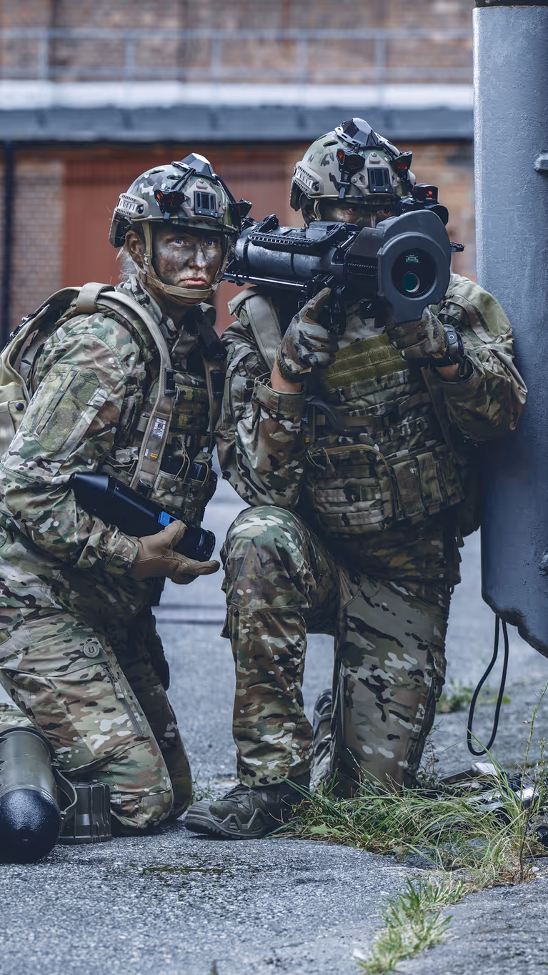 Twee militairen met een antitankwapen.