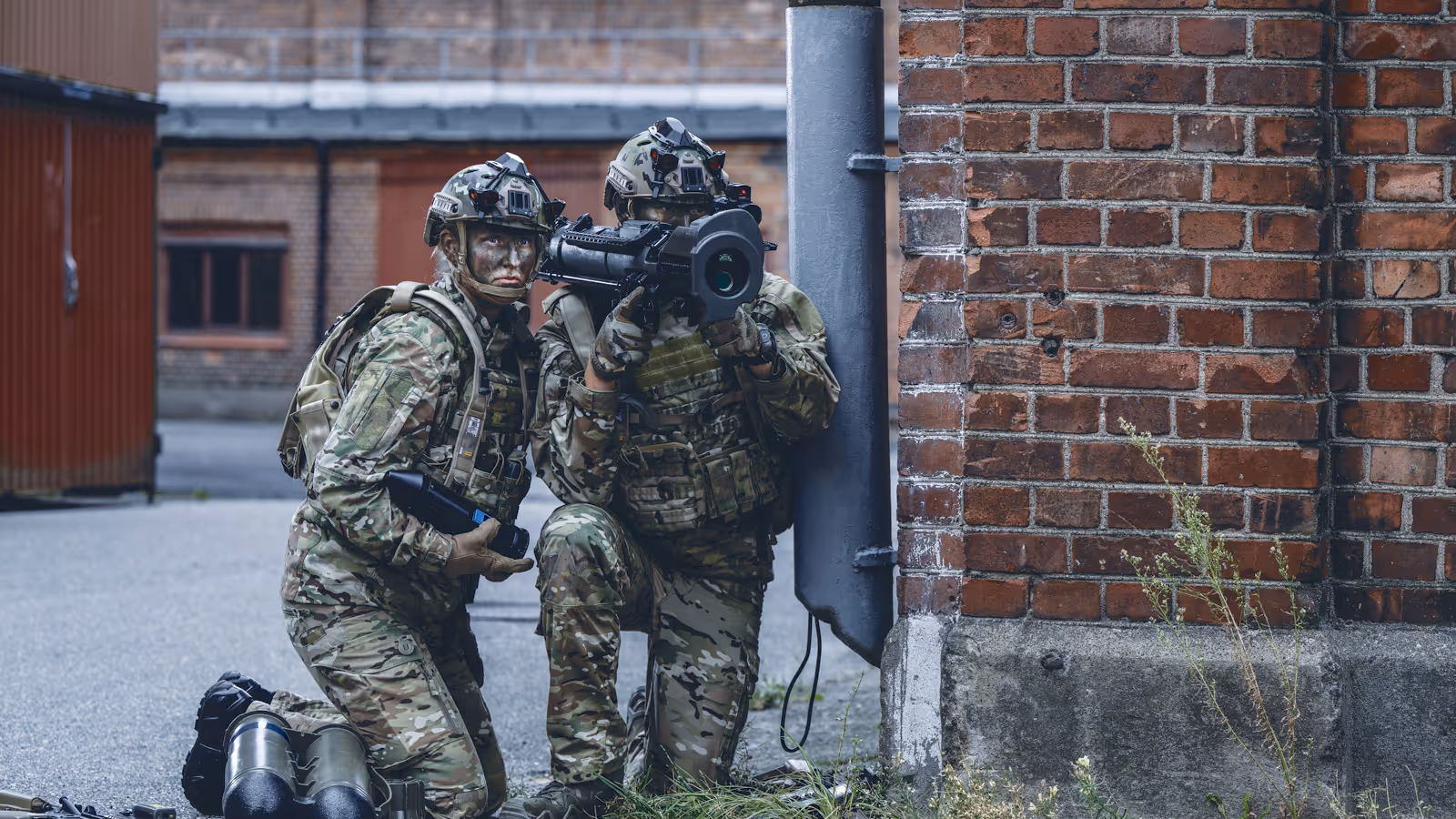Twee militairen met een antitankwapen.