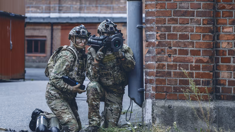Twee militairen met een antitankwapen.