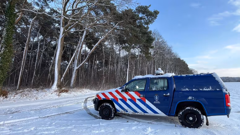 KMar-voertuig in de sneeuw 