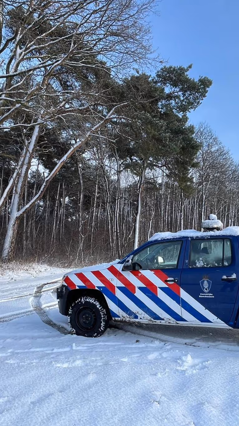 KMar-voertuig in de sneeuw 
