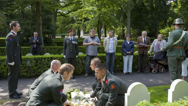 Herbegrafenis van soldaat Teunis van Wijk.