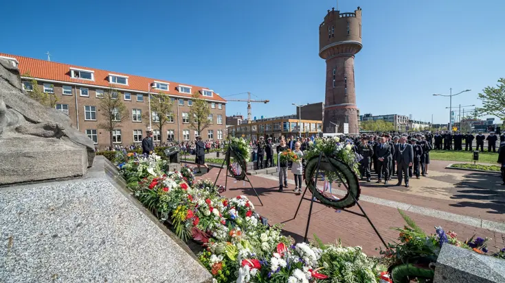 Bloemenkransen neergelegd bij het marinemonument in Den Helder.