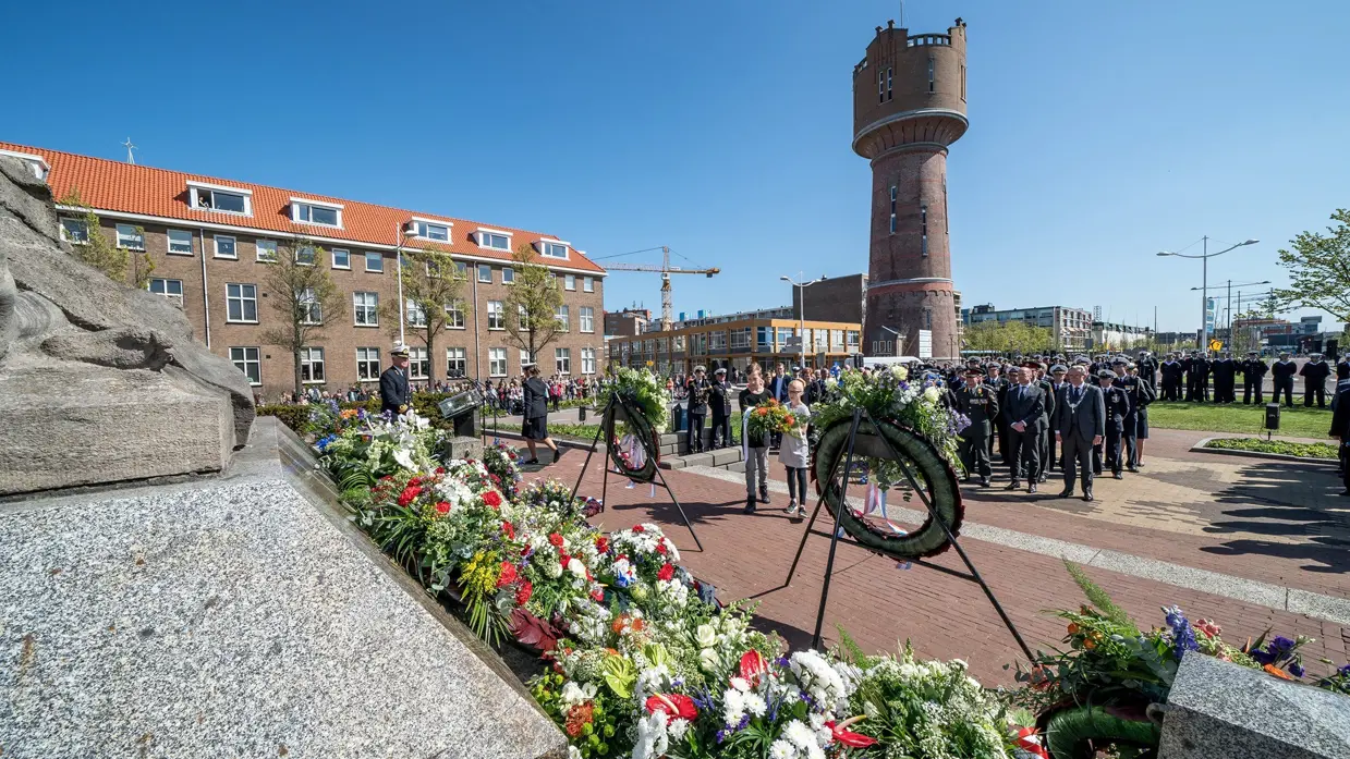 Bloemenkransen neergelegd bij het marinemonument in Den Helder.