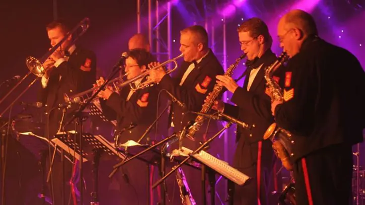 Dansorkest van de Marinierskapel in actie.