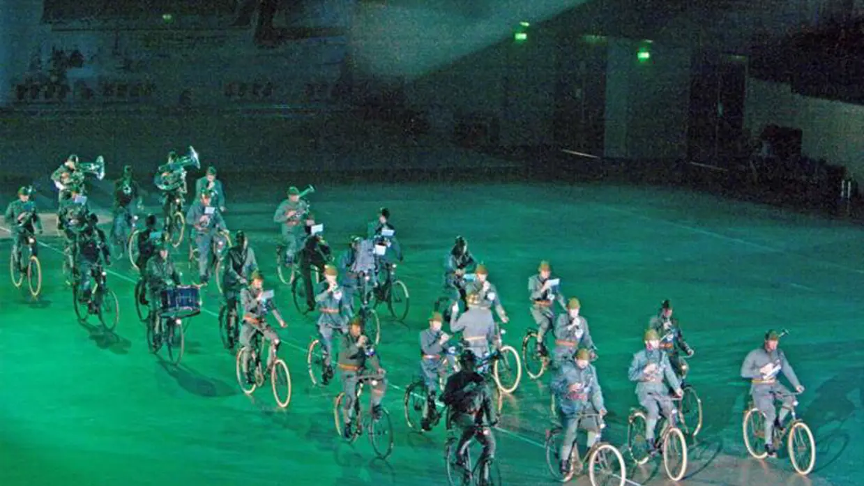 Het Korps Wielrijders (FKKLBW) geeft een muzikaal optreden op de fiets.