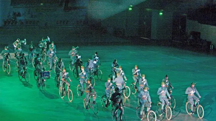Het Korps Wielrijders (FKKLBW) geeft een muzikaal optreden op de fiets.