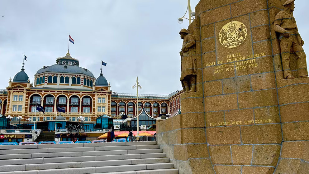 Het monument met op de achtergrond het Kurhaus.