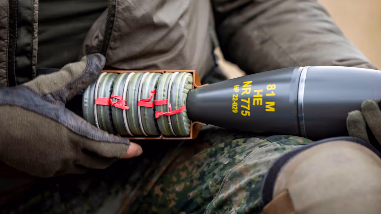 Een mortier in de hand van een militair.