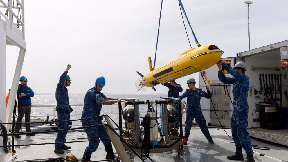 Een onderwaterdrone wordt aan boord gehesen.