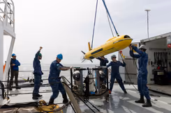 Een onderwaterdrone wordt aan boord gehesen.