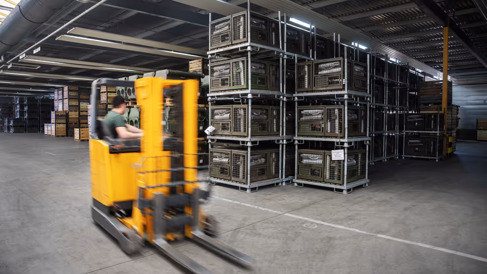 Een steekwagen rijdt door een militaire opslagplaats