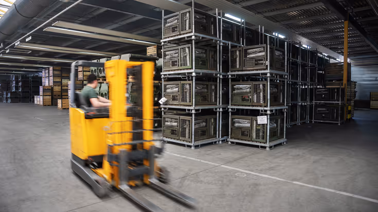 Een steekwagen rijdt door een militaire opslagplaats