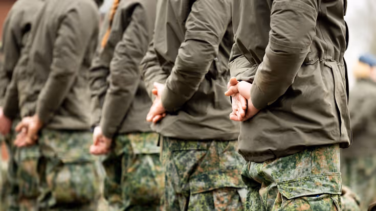 Militairen tijdens baretuitreiking